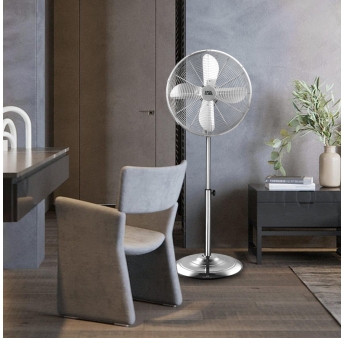 Metalen staande ventilator van 50 W, diameter 40 cm.